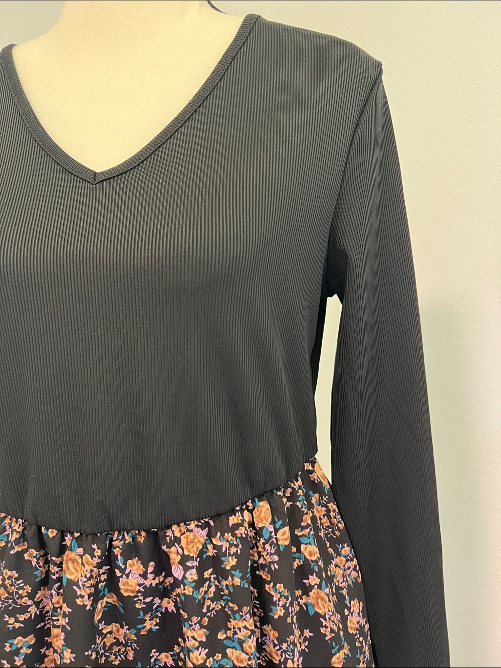 Black Floral Long-Sleeve V-Neck Midi Dress - Picture 5 of 11